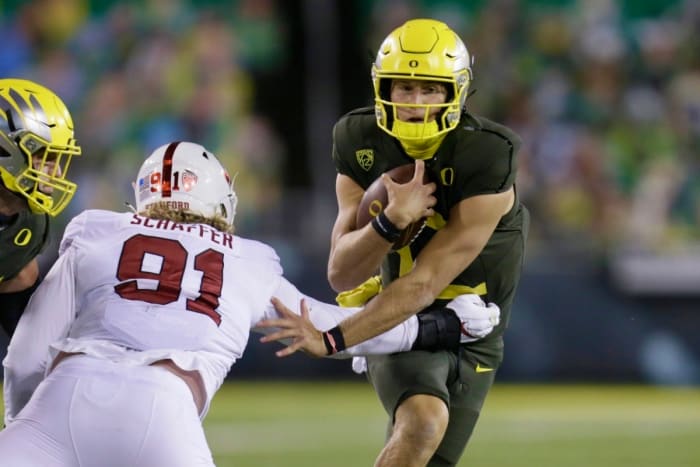 Oregon quarterback Tyler Shough